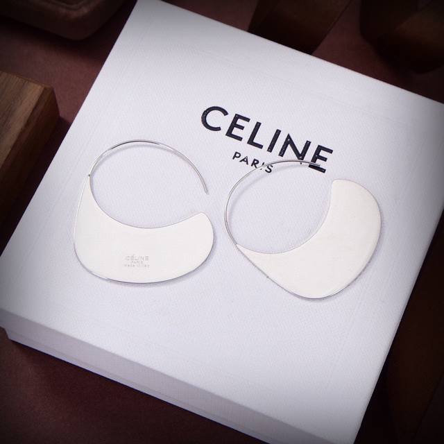 Celine 新款耳环 与众不同的设计 个性十足 颠覆你对传统耳环的印象 使其魅力爆灯